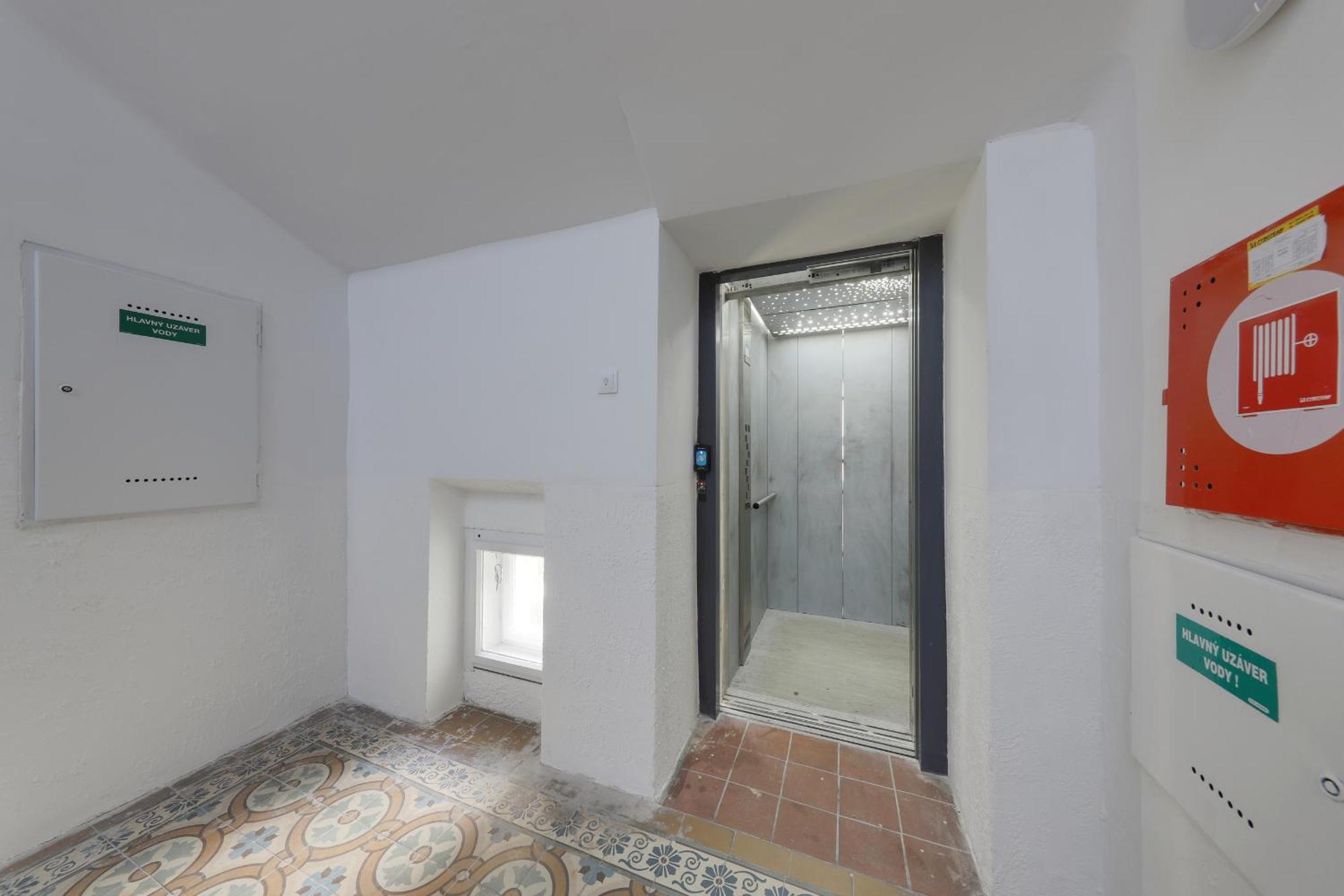 Aneri Apartment Old Town Bratislava Luaran gambar