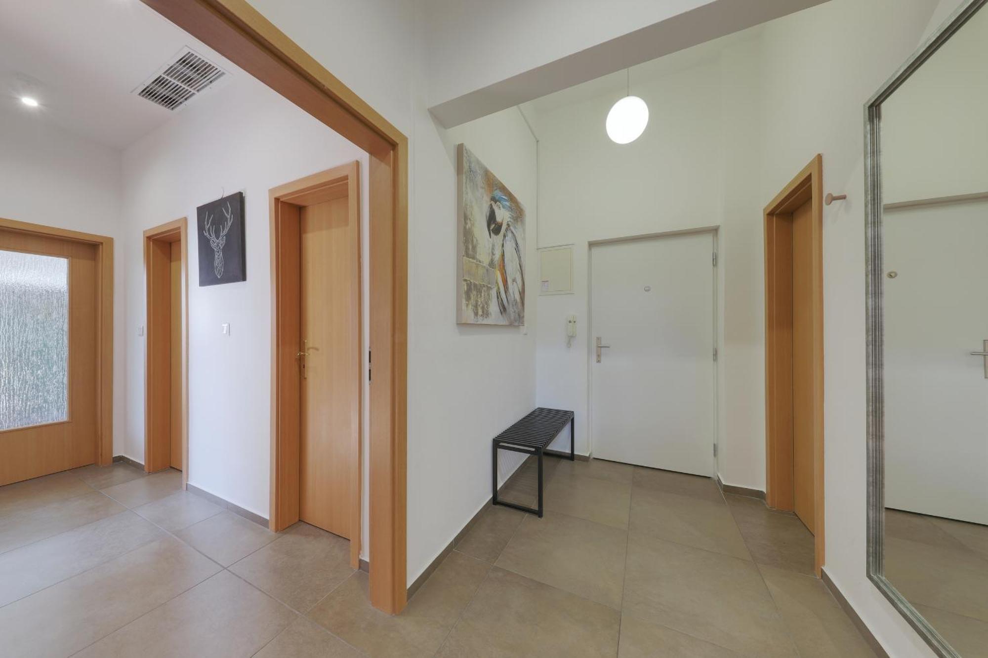 Aneri Apartment Old Town Bratislava Luaran gambar